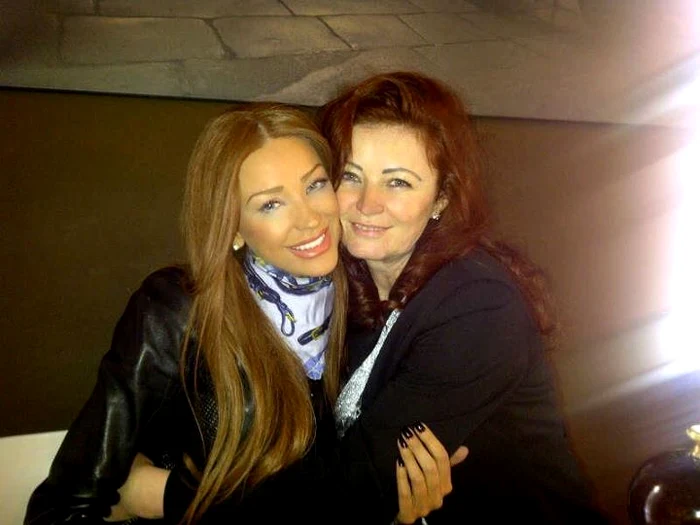 Bianca Drăguşanu, alături de mama ei (foto:Facebook)