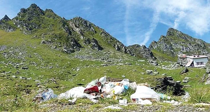 Peisajele încântătoare se pierd printre mormanele de gunoaieFoto: Vocea Transilvaniei