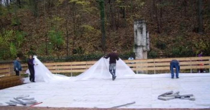 Piteşti:  Se montează patinoarul din Trivale