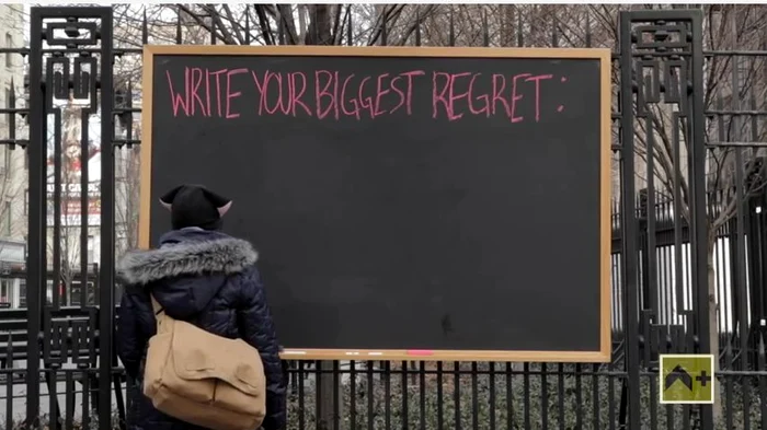 Oamenii din New York au fost îndemnați să-și noteze pe tablă cel mai mare regretFoto: Captură video