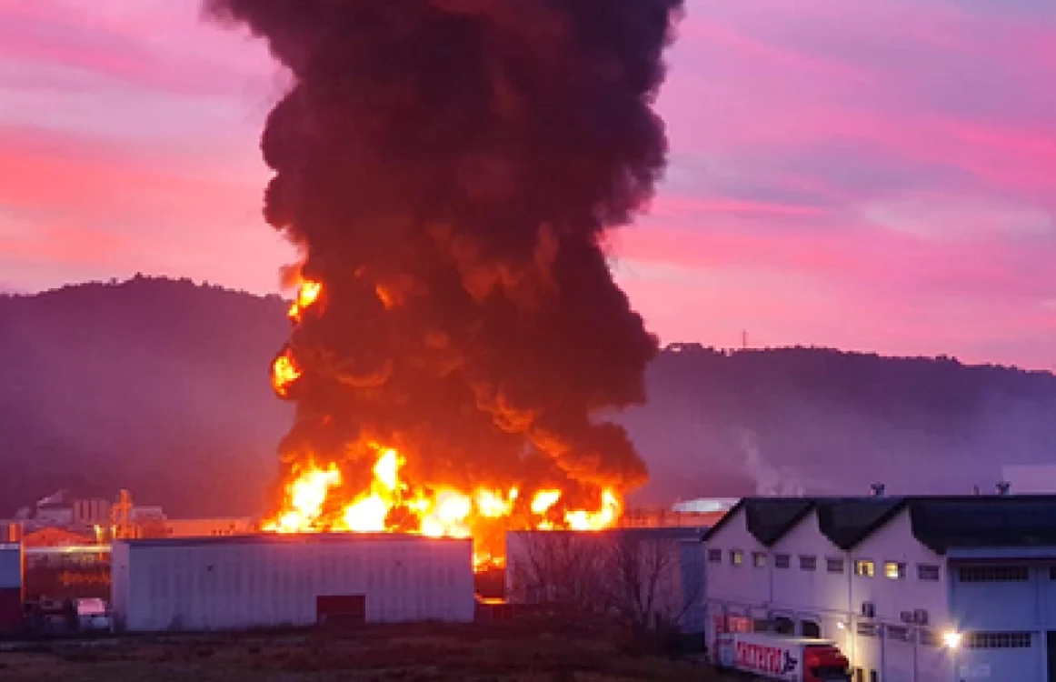 Incendiu uzina chimica Barcelona FOTO News.ro