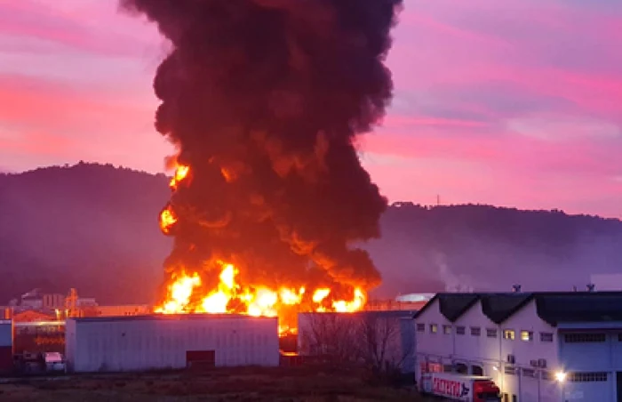 Incendiu uzina chimica Barcelona FOTO News.ro