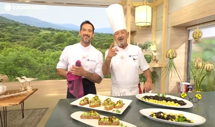 Tartina gourmet cu hummus de măsline negre, cremă de avocado și murături CapturăVideo CocinaAbierta