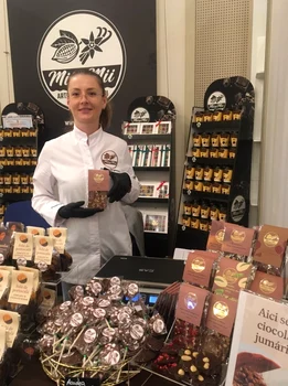 Andrea Agrigorășoaie din Comănești a adus la târg în premieră ciocolata cu jumări, la prețul de 30 de lei tableta foto: Alina Erimia