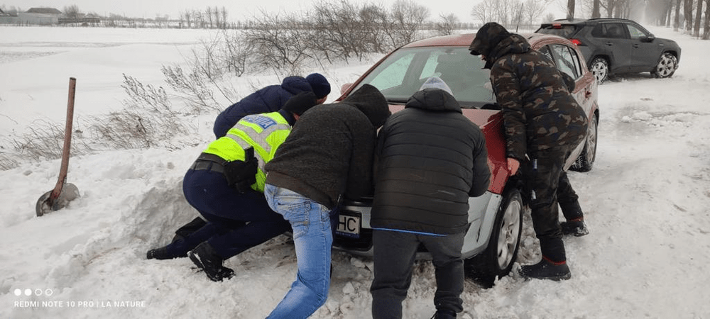 Mașini rămase înzăpezite în județul Neamț. Oamenii au cerut ajutorul autorităților
