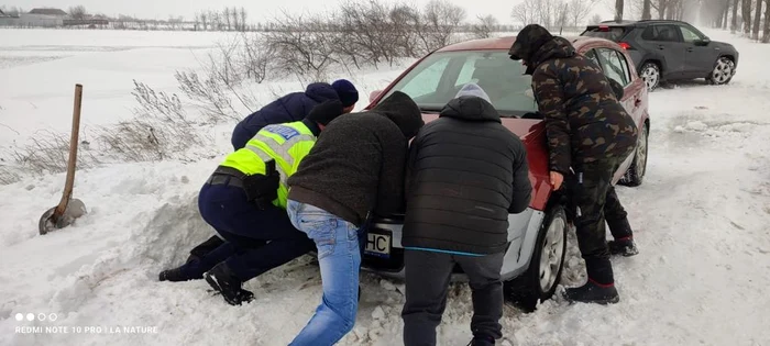 Mulți șoferi au rămas cu mașinile în drum FOTO: IPJ Vrancea