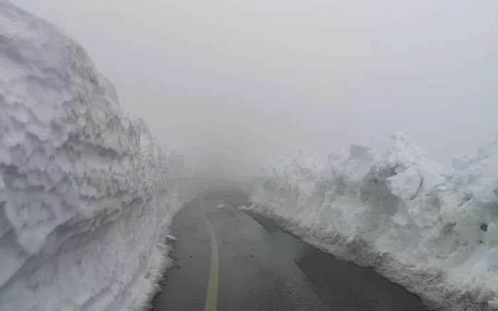 Zăpada măsoară chiar şi patru metri