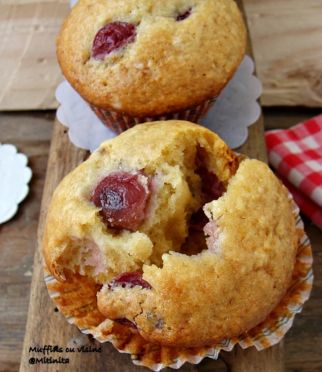 
    Muffins cu vişine  