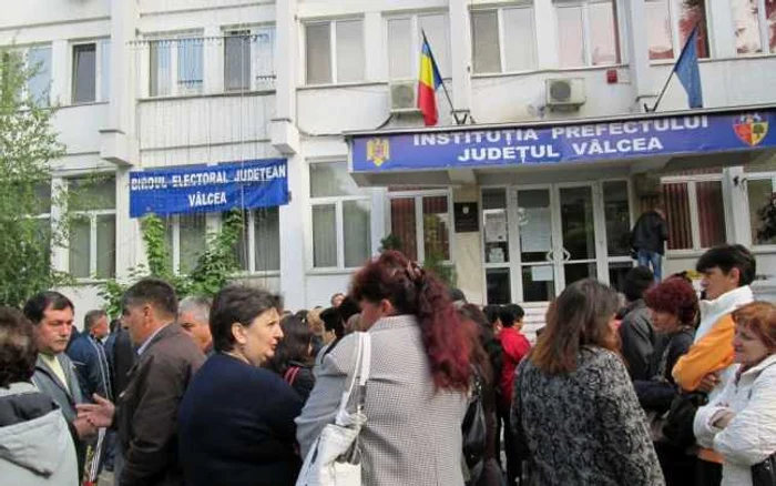 Aproximativ 50 de persoane au protestat în faţa Prefecturii Vâlcea. Foto Adevărul