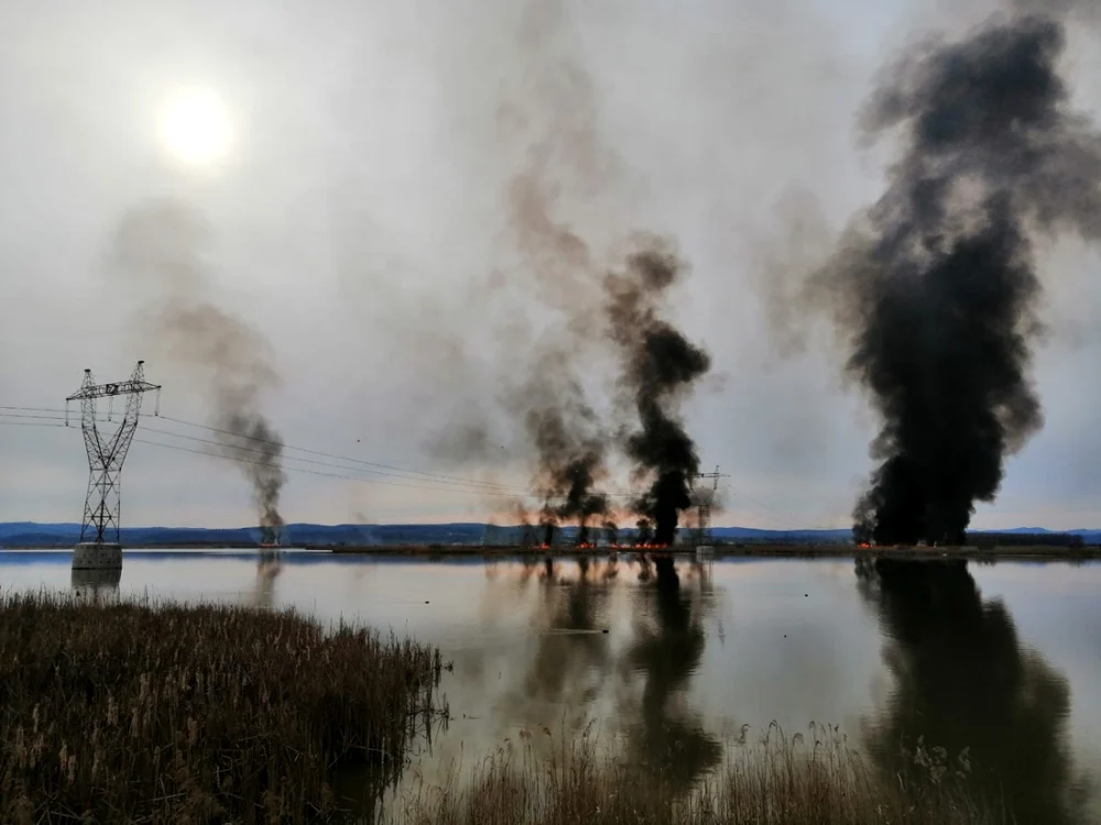 Malurile Oltului mistuite de flăcări pe 20 de hectare la Băbeni Vâlcea Foto Adevărul
