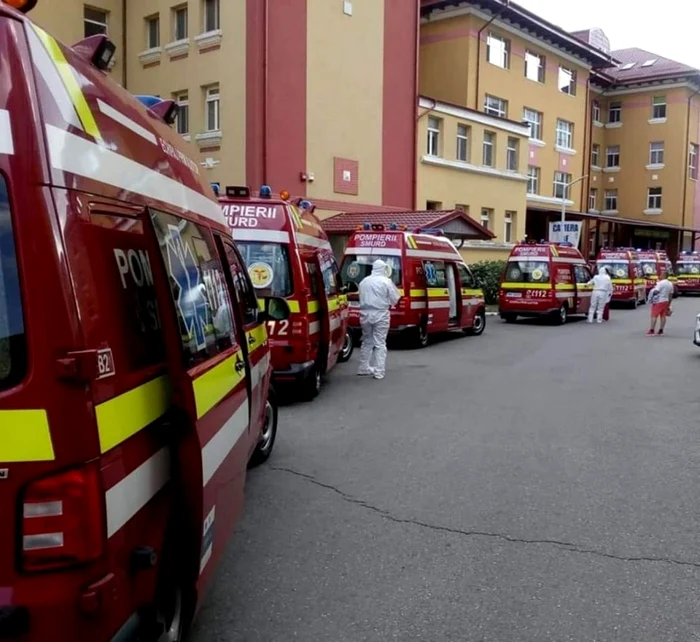 Coadă de ambulanţe în faţa Institutului Matei Balş FOTO Facebook/Maria Niţescu