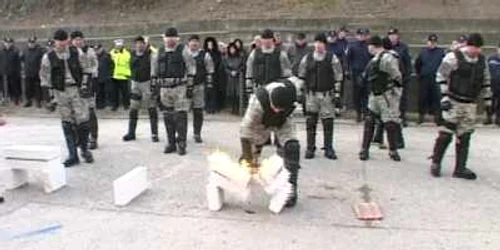 Polițiștii locali au spart cărămizi în flăcări