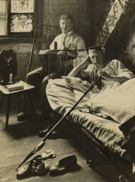 Studenţi ai Universităţii din Heidelberg se relaxează fumând opiu; cca. 1900