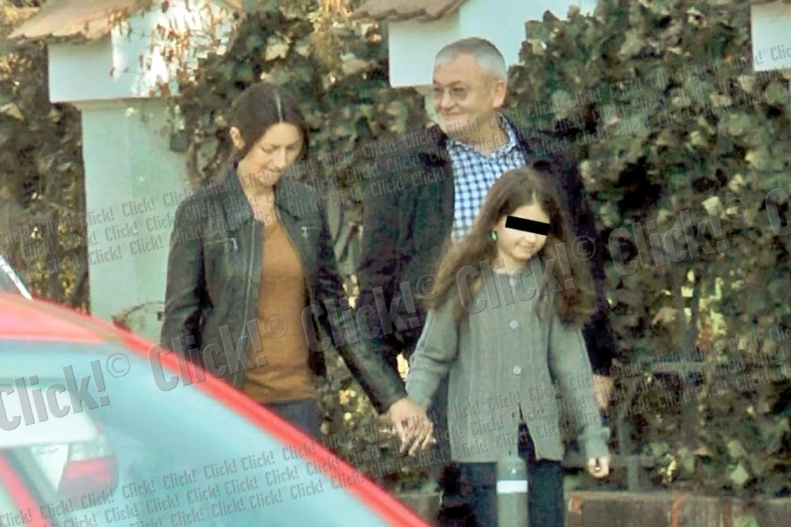 Sebastian Vlădescu (55 de ani) o ia de la şcoală pe fiica iubitei lui (Fotografii: Alex Muscaliu)