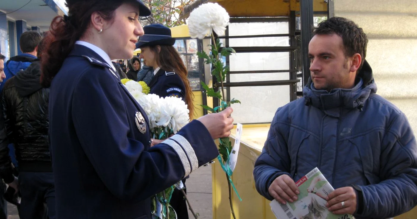 Poliţistele au dat flori bărbaţilor