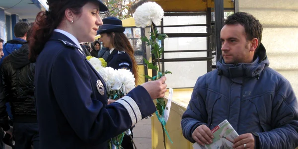 Poliţistele au dat flori bărbaţilor
