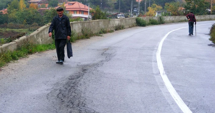 Localnicii se tem că vor rămâne izolaţi FOTO Corina Macavei