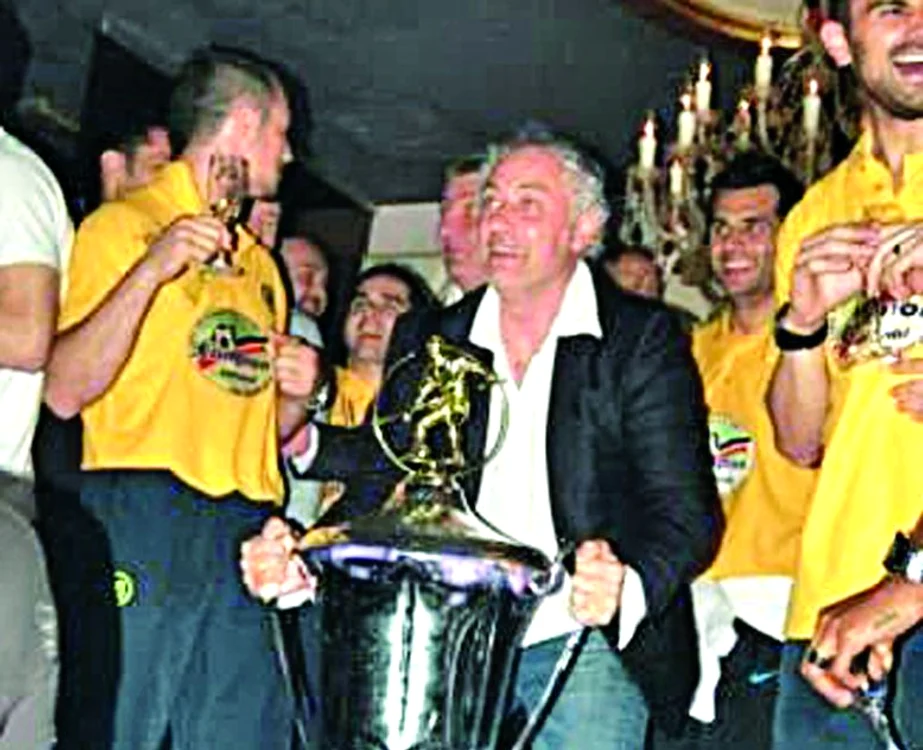 
    Mandorlini s-a fotografiat cu primul trofeu de  campion din cariera sa  