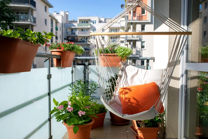 Cât te costă să închizi balconul cu termopan în 2025 / foto: Shutterstock