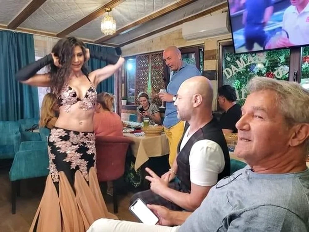 
    Noemi (în alb) și-a făcut apariția la ziua fostului soț, Mihai Mitoșerufoto: Kanal  D  