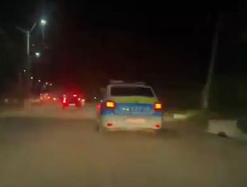 Dialog uluitor în mașina urmărită de mai multe echipaje de poliție. Șoferul băut a scăpat de arest VIDEO