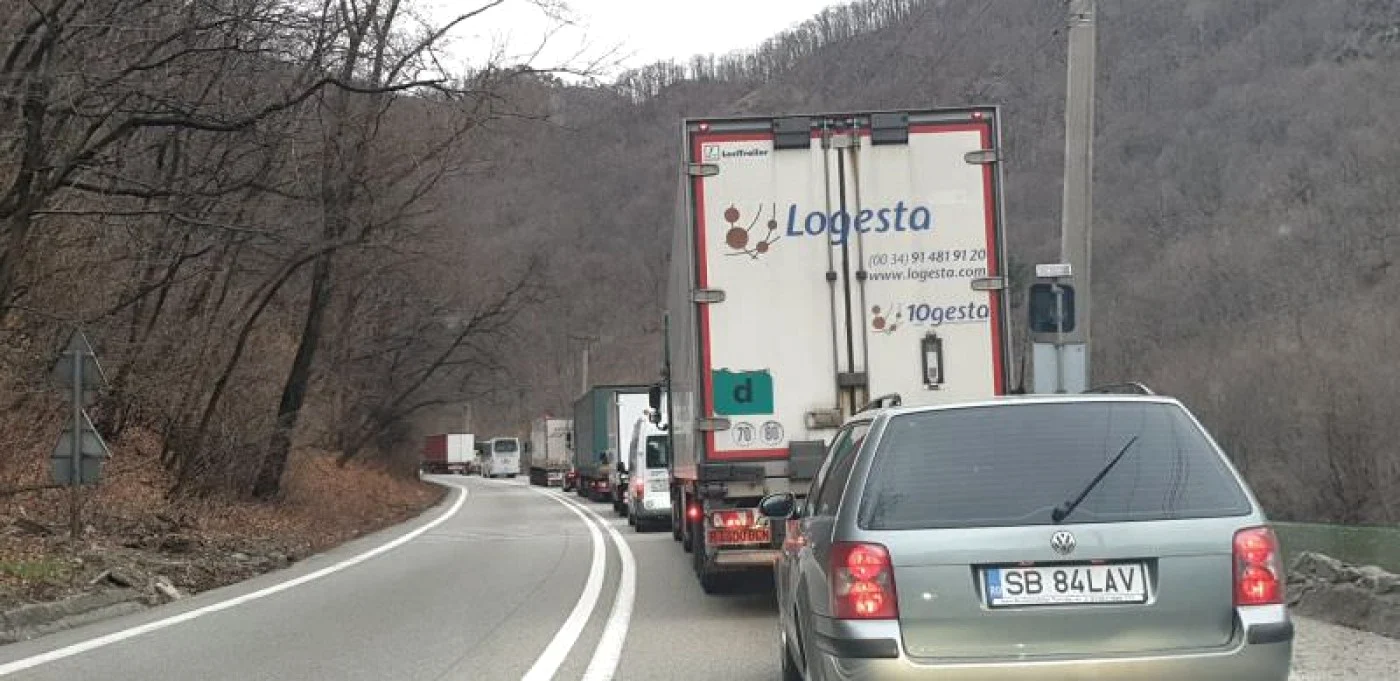 Trafic alternativ pe Valea Oltului în urma unui accident rutier petrecut pe DN7 în afara localităţii Boiţa - Sibiu în prima zi de Crăciun Foto Adevărul - credit DMS