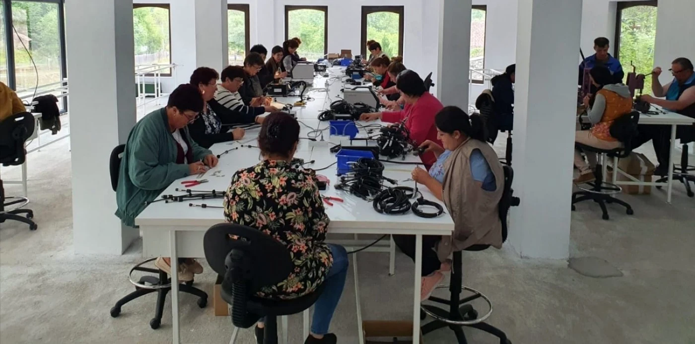 Femeile lucrează acum mult mai aproape de casă. Sursa foto: Radu Penciu