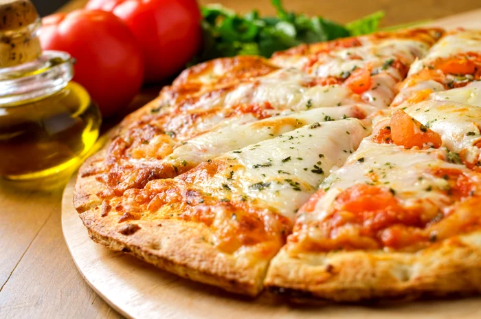 Steagul italian din pizza Margherita:  roşu de la roşii, alb de la mozzarella şi verde de la busuioc FOTO Shutterstock