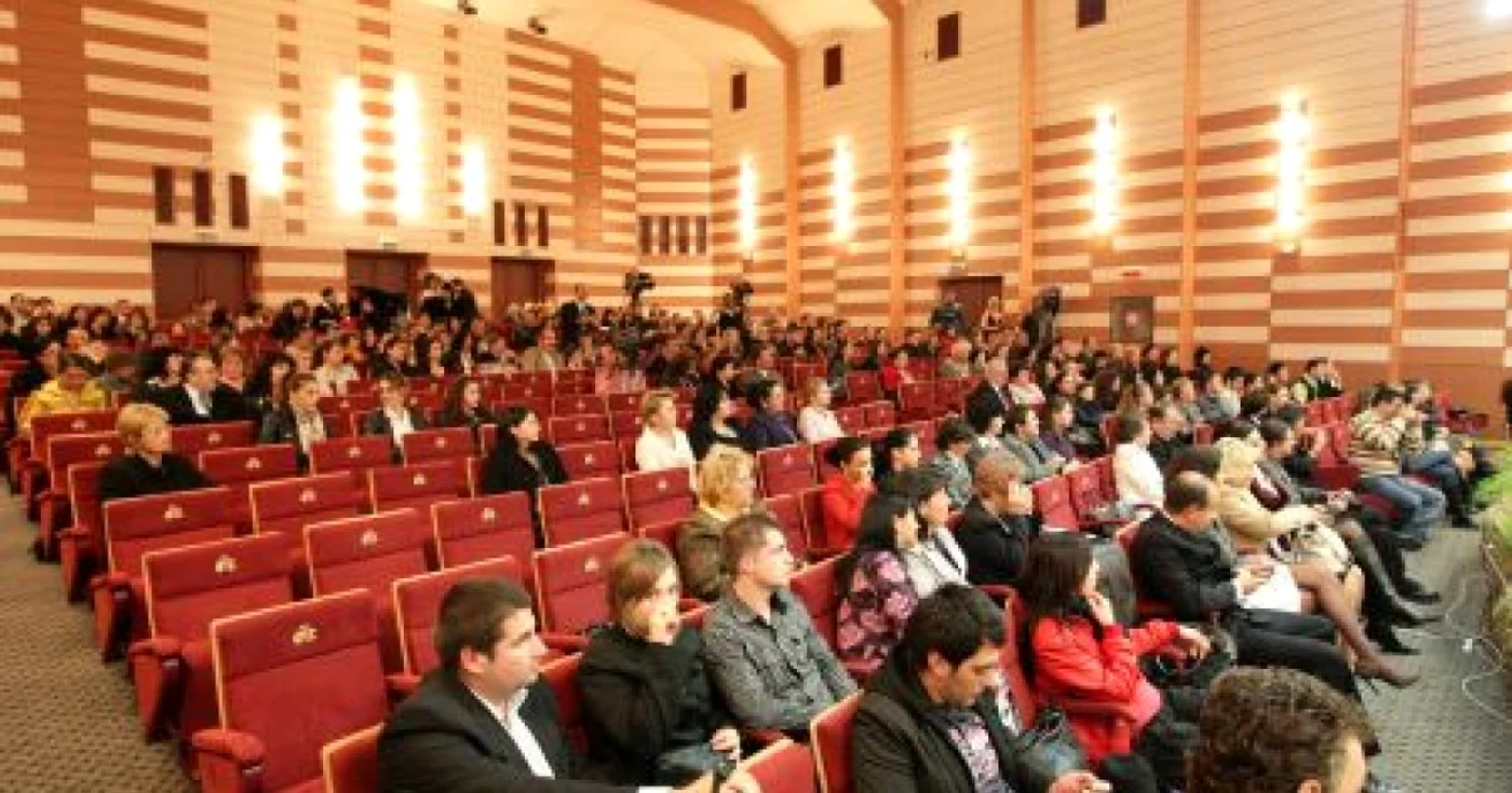 Festivalul se desfăşoară în perioada 13 - 18 decembrie.