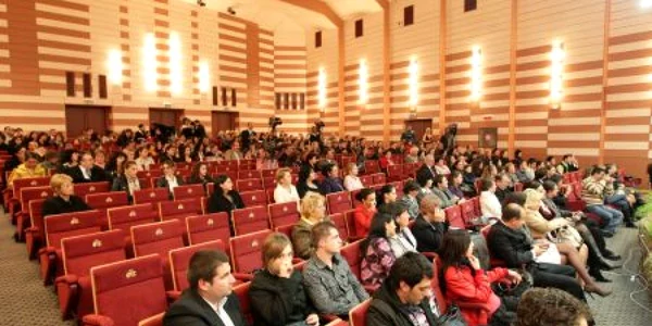 Festivalul se desfăşoară în perioada 13 - 18 decembrie.