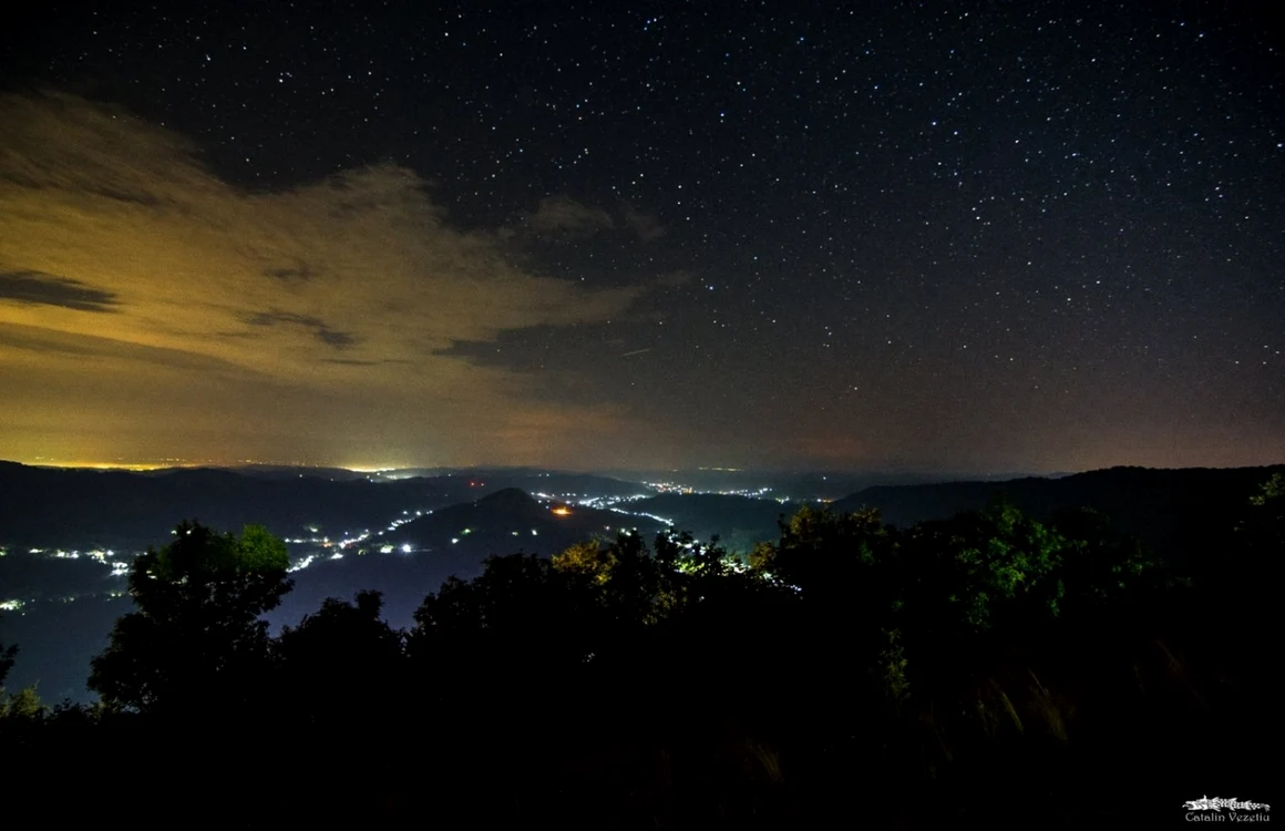 Panoramă nocturnă asupra satului Bistriţa din Costeşti - Vâlcea de la Mănăstirea Arnota Foto Cătălin Vezetiu