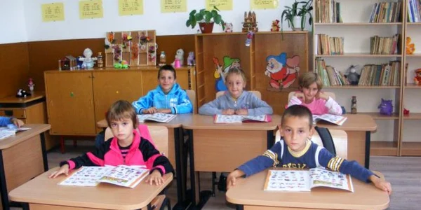 Elevii s-au întors astăzi la şcoală