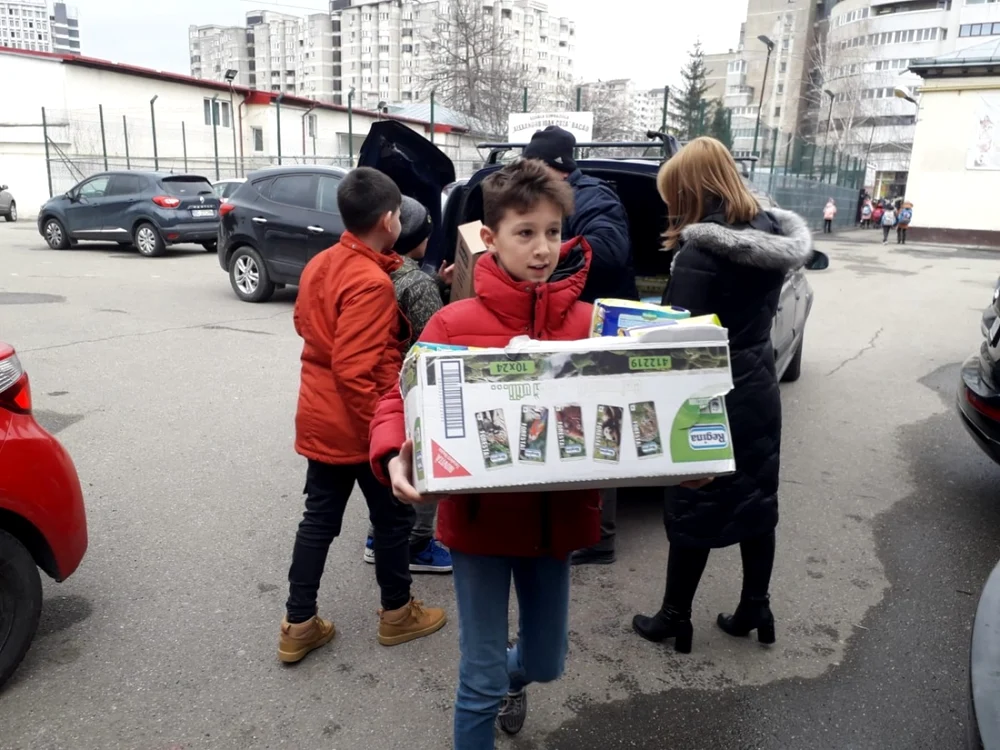 copii hrana refugiati Bacau FOTO Scoala gimnaziala Alexandru Ioan Cuza din Bacau 3