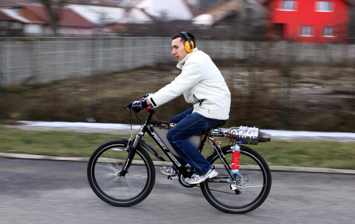 Bicicleta cu motor cu reacţie poate atinge o viteză de 41 de kilometri oe oră FOTO Reuters