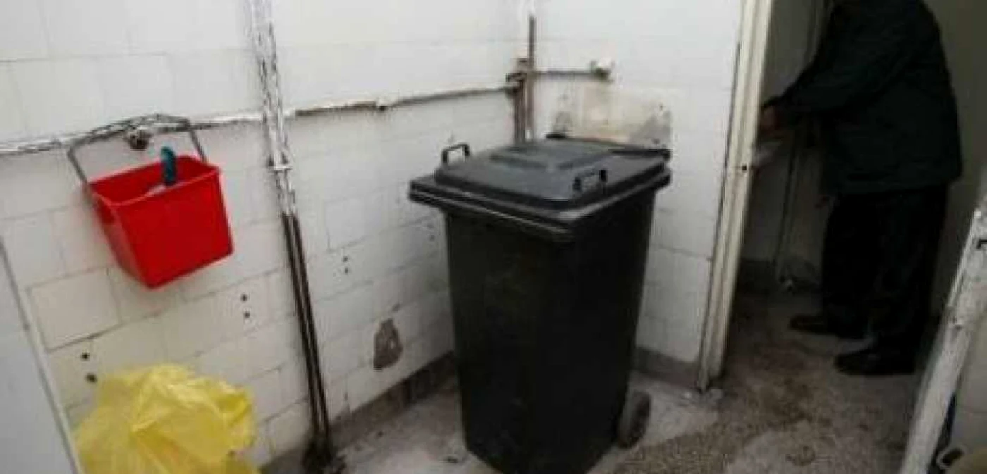 Imagine din baia Spitalului Judeţean Judeţean de Urgenţă din Craiova. Foto: Arhivă. 