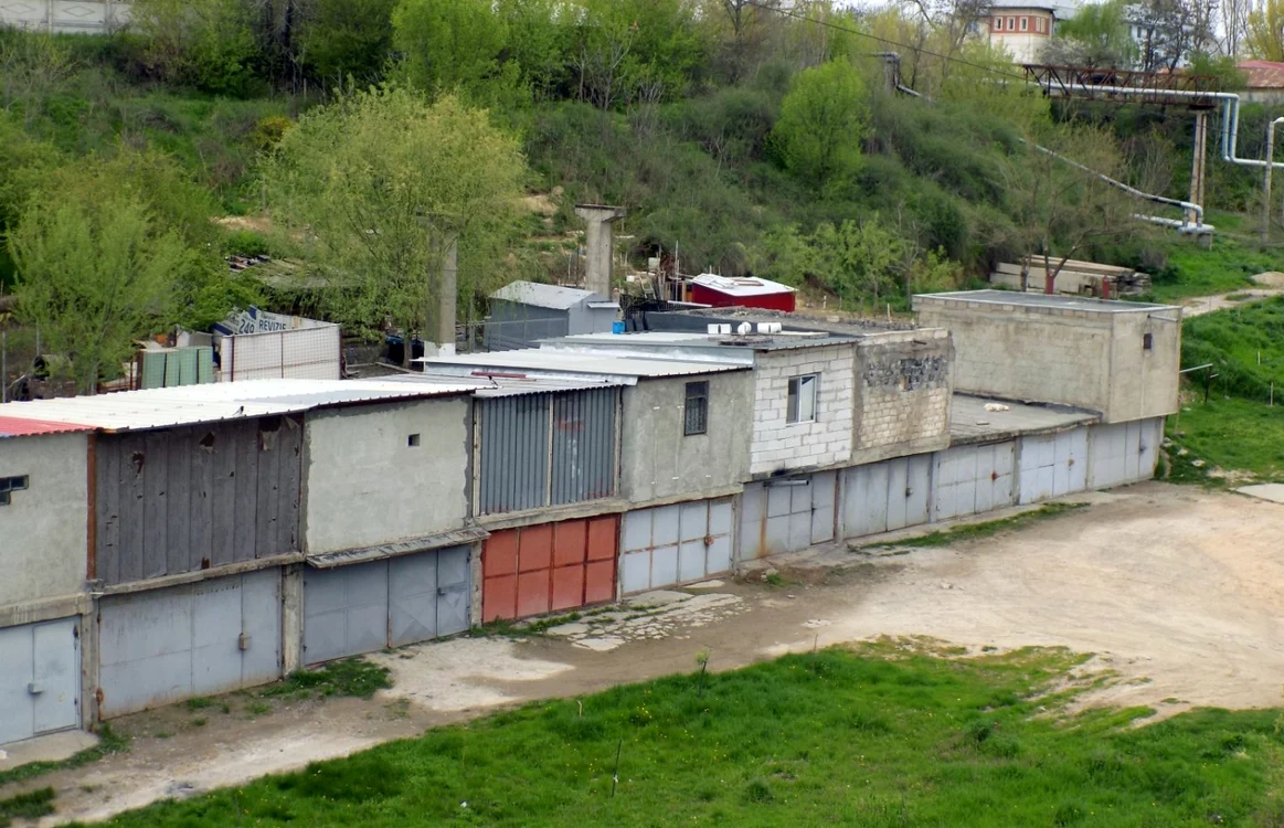Model de dezvoltare „de succes” la Galaţi: garaje cu etaj, fără autorizaţie FOTO C Crângan