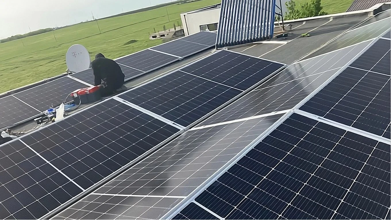 Ghid complet pentru energia solară în 2026: cum reduci factura la curent cu până la 90%