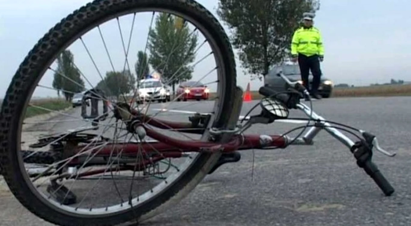 Un tânăr biciclist, de 21 de ani, şi-a pierdut viaţa în urma unui impact cu un autocamion