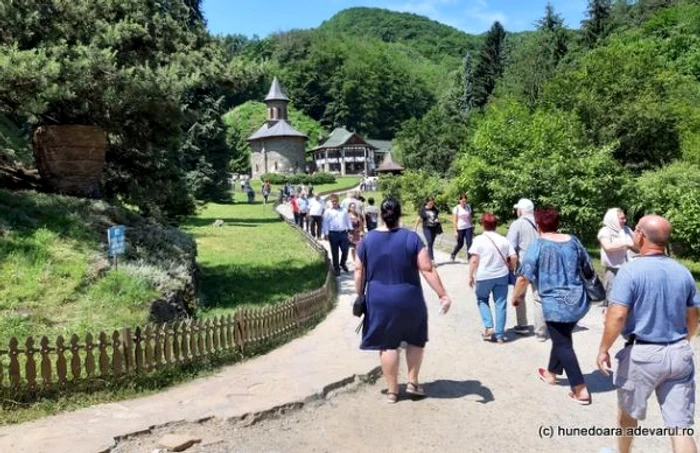 Pelerini la Mănăstirea Prislop. FOTO: Daniel Guţă. ADEVĂRUL.