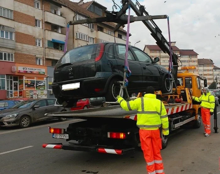 Maşina a fost ridicată de firma care a concesionat serviciul de la Primărie. Foto: arhivă Adevărul