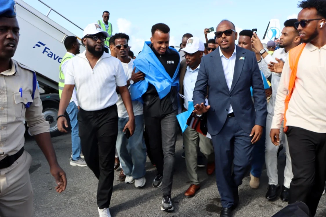 Arbitrul Artan a fost așteptat de oficialități la aeroportul din capitala Somaliei (Foto: EPAImages)