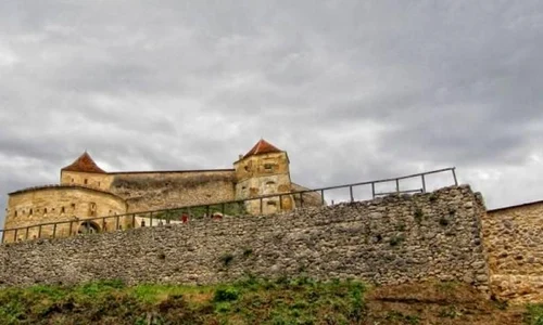 Primăria Râşnov vrea să reabiliteze complet Cetatea, al doilea cel mai vizitat obiectiv rutistic din Braşov jpeg