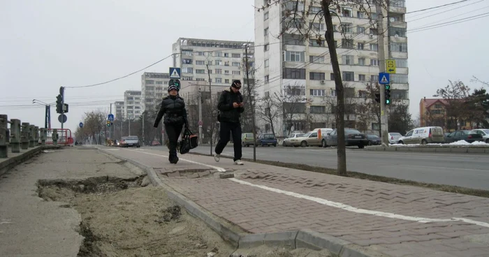 Pista de biciclişti, din nou surpată