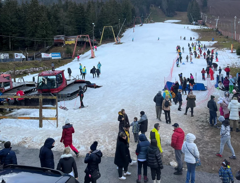 Dacă nu va ninge, pe pârtia din Vârtop nu se va schia de Revelion. Foto: Facebook Gligor Bogdan