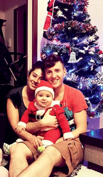 
    Ionuţ împreună cu soţia sa, Camelia,  şi băieţelul lor,  Matei (9 luni)  