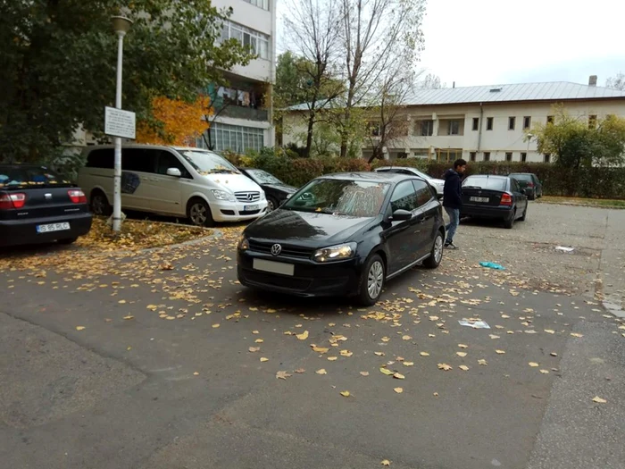 Ieşeanul şi-a găsit parbrizul murdar de fecale FOTO Facebook/Esti din Iasi daca...