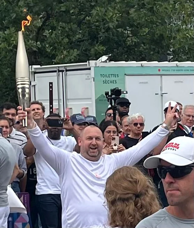 Vasile Balin poartă torța olimpică la JO Paris 2024. FOTO: Arhivă personală
