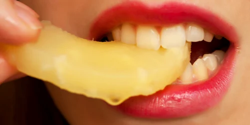 fata mananca ananas foto shutterstock 172582940 jpg