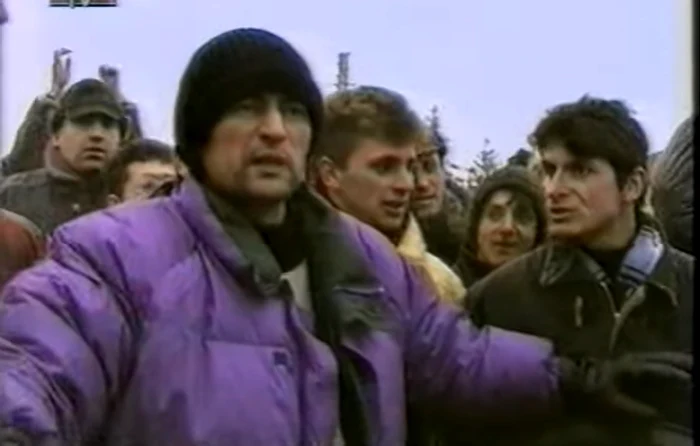 Miron Cozma, în mijlocul minerilor. FOTO Captură ProTV