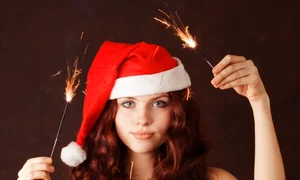 femeie craciunita artificii 12 13 2008 9 10 55 pm jpeg